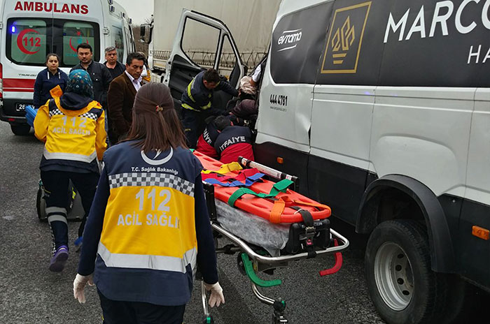 Bilecik'in Bozüyük ilçesinde meydana gelen trafik kazasında araçta sıkışan sürücü hastaneye kaldırıldı.