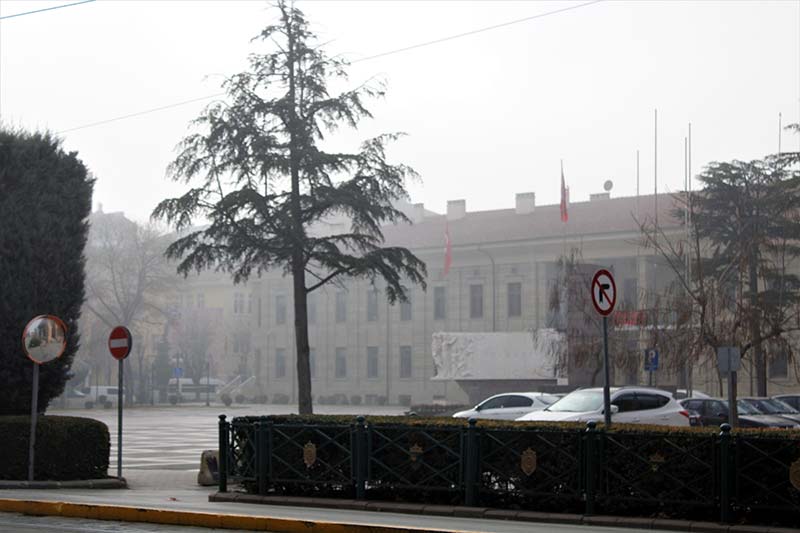 Eskişehir’de sabah saatlerinde etkili olan sis, kartpostallık görüntüler oluşturdu.