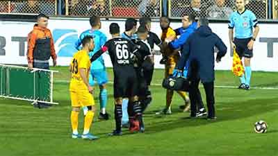 Eskişehirspor'un Altay deplasmanında son dakikalarda saha içinde futbolcular oldukça gerildi