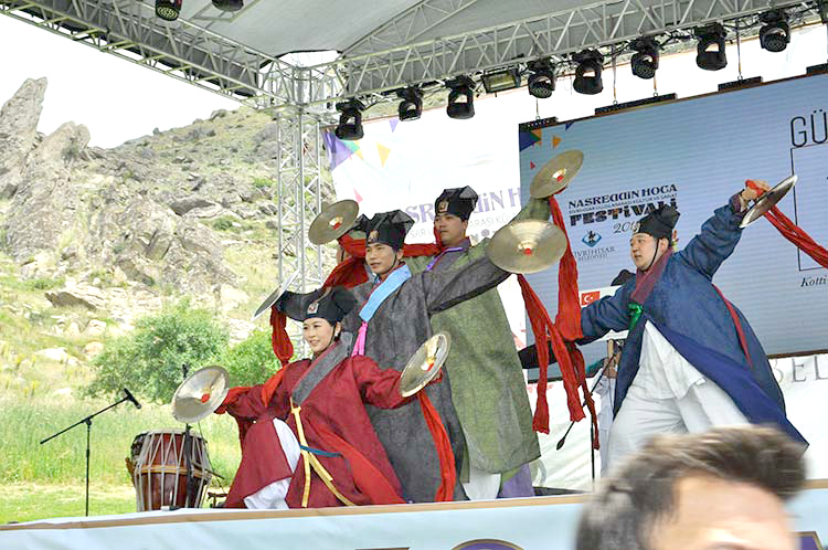 Sivrihisar ilçesinde bu yıl ikincisi düzenlenen Uluslararası Nasreddin Hoca Kültür ve Sanat Festivali büyük bir coşkuyla başladı.