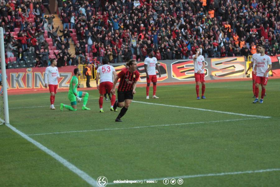 Eskişehirspor Ümraniyespor karşılaşması tam bir gol düellosuna dönüştü. İşte 4 gol, 1 de kırmızı kartın olduğu karşılaşmadan objektiflere takılan anlar...
