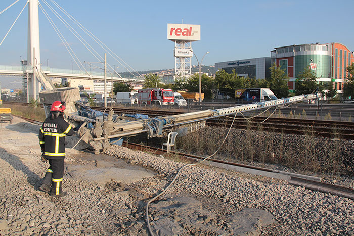 Kocaeli'nin İzmit ilçesinde tren yolu inşaatında çalışan sondaj makinesi tren yoluna devrildi. Kazada enerji nakil hatlarının kesmesi nedeniyle Ankara-İzmit arası tüm tren seferleri durduruldu.