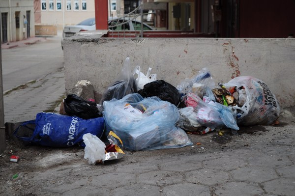 Belirlenen çöp bırakma saatlerine neredeyse şehrin çoğu noktasında uyulmuyor. Bunun yanında açık alanda bekleyen çöpler koku yayarak vatandaşlara önemli ölçüde rahatsızlık veriyor. 