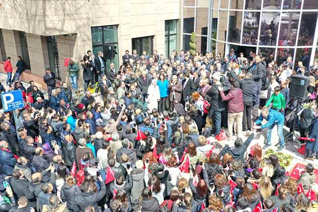Başkan Büyükerşen, 5. seçiminden de zaferle ayrılmasının ardından Büyükşehir Belediyesi önünde personeli tarafından büyük bir coşkuyla karşılandı. 