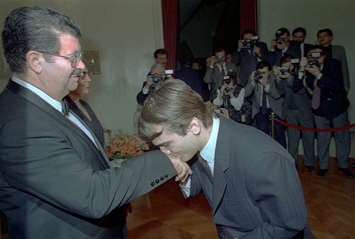 12 Ocak 1990'da Milli Halterci Naim Süleymanoğlu, dönemin Cumhurbaşkanı Turgut Özal'ın (solda), yeni yıl dolayısıyla verdiği resepsiyonda görülüyor.