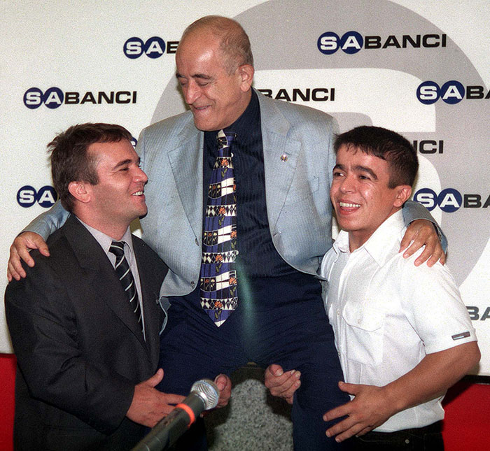 24 Ağustos 2001'de, Sabancı Center'de düzenlenen basın toplantısı sonrasında Milli Halterciler Naim Süleymanoğlu (solda) ve Halil Mutlu (sağda), İş adamı Sakıp Sabancı'yı havaya kaldırırlarken görülüyor.
