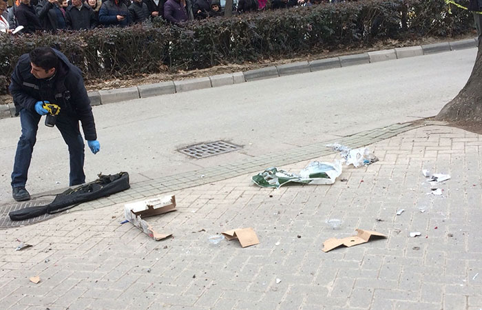 Eskişehir’de cadde üzerindeki kaldırıma bırakılan şüpheli çanta paniğe neden oldu. 