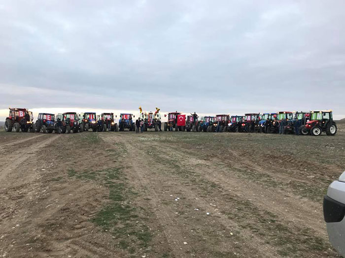 Eskişehir'in Günyüzü ilçesinde bir genç, arkadaşlarının da desteği ile 20 traktörü süsleyip sevdiği kızın önünden kortej geçişi yaptırarak sıra dışı bir evlilik teklifi yaptı.