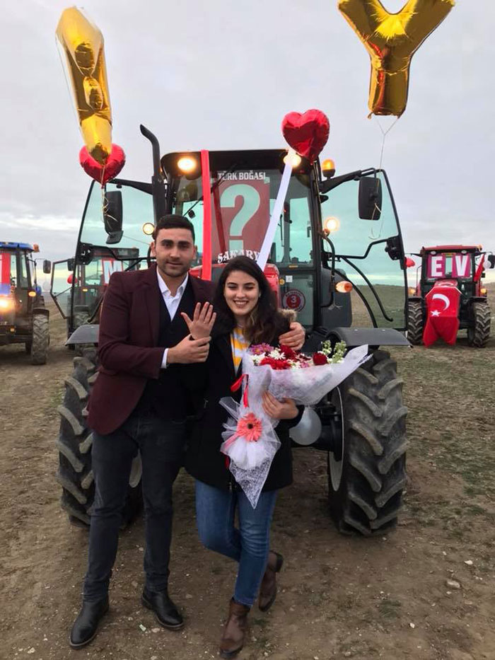 Eskişehir'in Günyüzü ilçesinde bir genç, arkadaşlarının da desteği ile 20 traktörü süsleyip sevdiği kızın önünden kortej geçişi yaptırarak sıra dışı bir evlilik teklifi yaptı.
