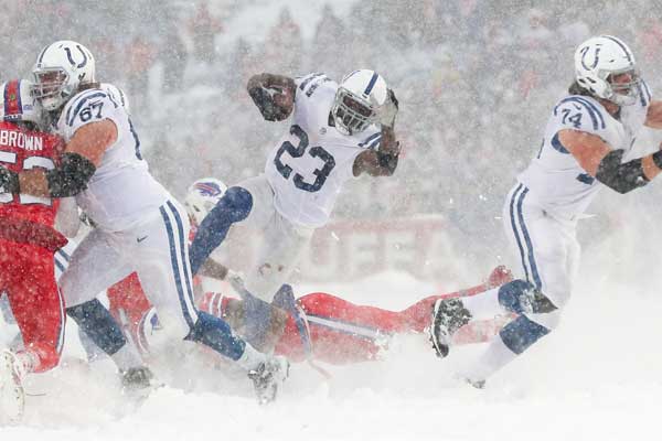 Amerikan Futbolu Ligi'nde tipi şeklindeki kar yağışı altında oynanan Buffalo Bills-Indianapolis Colts maçı, Amerikalıların bu sporu ne kadar sevdiğini bir kez daha ortaya koydu.