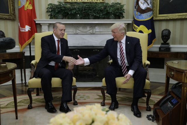 Beyaz Saray'da yüz yüze görüşen Cumhurbaşkanı Erdoğan ile ABD Başkanı Donald Trump'ın bir araya geldiği o anlar böyle görüntülendi.