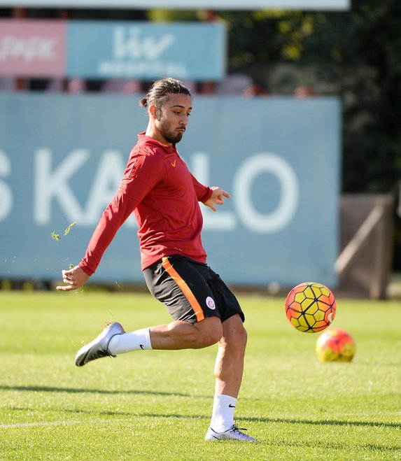 Eskişehirspor’dan Galatasaray'a 2014-15 sezonunda 4.75 Milyon Euro bonservis bedeli ile transfer olan Tarık Çamdal'a sarı-kırmızılı taraftarların tepkisi bitmek bilmiyor. 