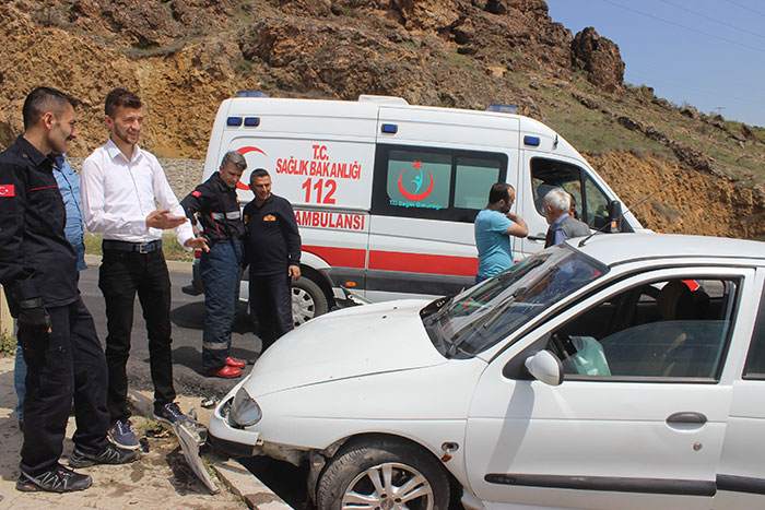 Yaralı sürücü, 112 Acil Servisi ekipleri tarafından Tavşanlı Doç. Dr. Mustafa Kalemli Devlet Hastanesi'ne götürüldü.