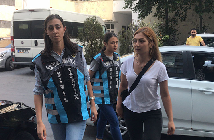 Beşiktaş Barbaros Bulvarı üzerinde trafikte motosikletle tek teker üstünde giden Eskişehir Anadolu Üniversitesi öğrencisi kadın maganda, sivil trafik ekipleri tarafından yakalandı.