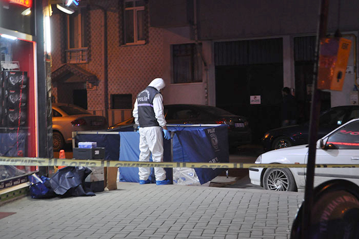 Eskişehir'de bir tekel markette yaşanan silahlı kavgada 1 kişi öldü, 1 kişi de yaralandı. 