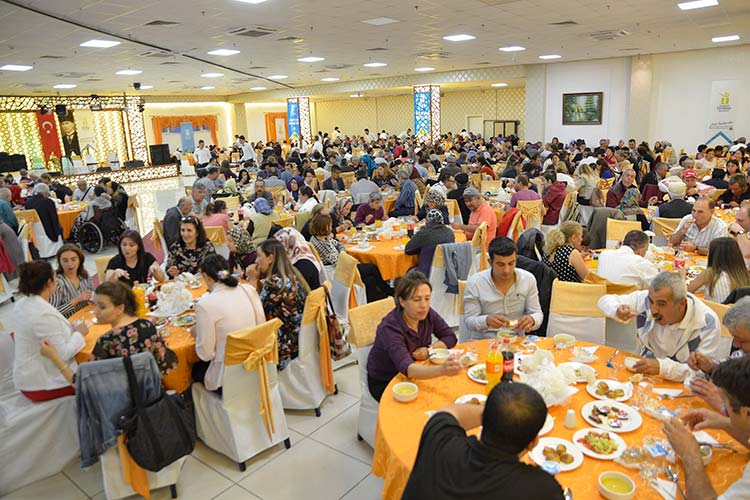 Tepebaşı Belediyesi’nin Ramazan ayında geleneksel hale getirdiği iftar programlarının ilki engelli birey ve aileleri için düzenlendi. 