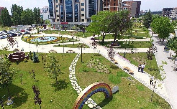 Park ve Bahçeler Müdürlüğü tarafından sürdürülen çalışmaları değerlendiren Tepebaşı Belediye Başkanı Dt. Ahmet Ataç da parkların vatandaşlar için önemine dikkat çekti. Başkan Ataç, “Tepebaşı bölgemiz, bünyesindeki parklar ile vatandaşlarımız için önemli bir mola yeri, soluk alma noktası haline geldi. Biz de yeşil alan oranları ile zaten başarılı bir seviyede bulunan ilçemize yeni parklar yapmaya, mevcut parklarımızı da yenilemeye devam ediyoruz. Vatandaşlarımızdan parklarımız ile ilgili aldığımız geri dönüşler çok olumlu, insanımız yeşil alanları oldukça seviyor. Aynı zamanda çocuklarımızın da güzel ve sağlıklı biçimde vakit geçirebileceği yerler sunmak çok önemli. Yenilenen parklar da aynı şekilde donanımlı bir hale gelerek, vatandaşlarımızın sağlık içinde vakit geçirecekleri mekânlara dönüşüyor. Tepebaşı, kendine yakışır, şık ve çağdaş yeşil alanları ile iftihar edilen bir bölge olmaya devam edecek” dedi. 