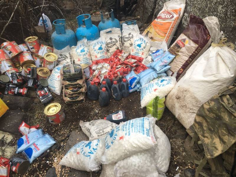 Ağrı’nın Doğubayazıt ilçesi Ağrı Dağı kırsalında terör örgütü PKK’ya yönelik düzenlenen operasyonlarda gıda malzemeleri ve örgütsel dokümanlar ele geçirildi. 
