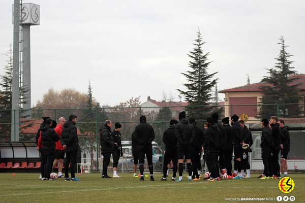 Eskişehirspor’da dün futbolcular takımın sahipsiz bırakılmasına tepki göstererek antrenmana çıkmamıştı.