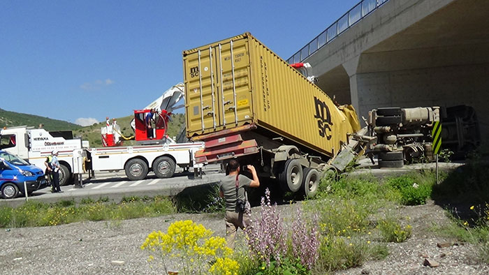 Kütahya'da tırın devrilmesi sonucu, 1 kişi yaralandı. Kütahya-Eskişehir karayolu kaza nedeniyle ve tek yönlü olarak 1,5 saat ulaşıma kapandı.
