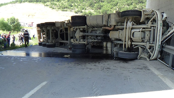 Kütahya'da tırın devrilmesi sonucu, 1 kişi yaralandı. Kütahya-Eskişehir karayolu kaza nedeniyle ve tek yönlü olarak 1,5 saat ulaşıma kapandı.