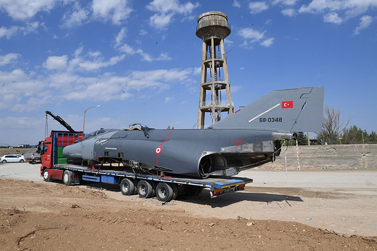 Yeşilyurt Belediyesi’nin Beylerderesi Şehir Parkı projesi kapsamında sergilenecek Eskişehir’de uçuş süresi dolduğu için envanterden çıkartılan 1968 model F-4 Fantom savaş uçağı tır üzerinde Malatya’ya getirildi. 