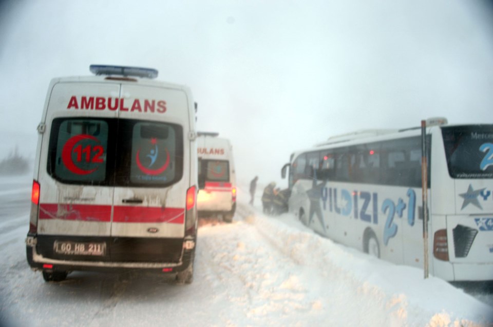 Tokat Yıldızı firmasına ait Cengiz Günder'in kullandığı yolcu otobüsü, kar ve tipinin etkili olduğu Tokat-Sivas karayolunun Yatmış köyü yakınlarında, yolun sağında bekleyen Mustafa Bozdemir idaresindeki otomobile çarparak yaklaşık 50 metre sürükledi.