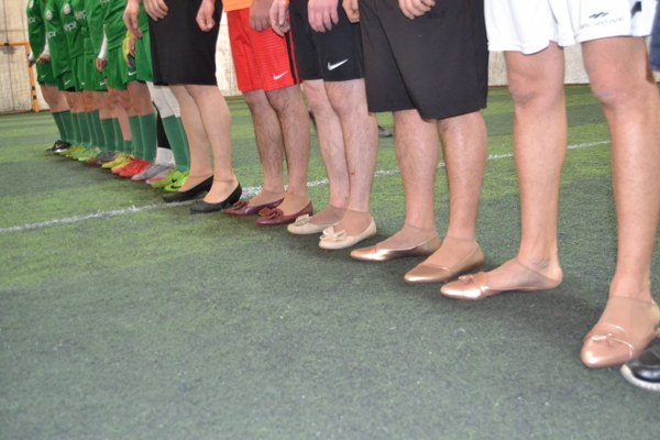 Konya’da bir grup erkek, 8 Mart Dünya Kadınlar Günü’ne özel farkındalık oluşturabilmek amacıyla kadın futbolculara karşı, kadın ayakkabıları giyerek futbol maçı yaptı. 