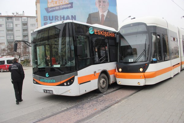 Eskişehir’de bir halk otobüsü ile tramvayın çarpışması sonucu maddi hasarlı kaza meydana geldi. 