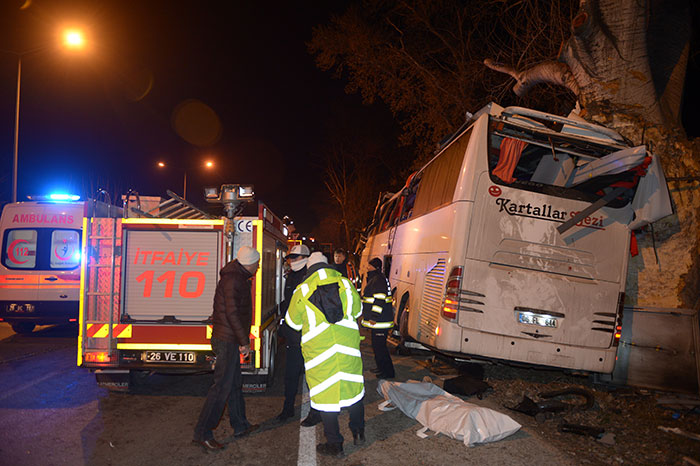 Eskişehir’de, aralarında çocukların da bulunduğu 11 kişinin hayatını kaybettiği 44 kişinin de yaralandığı trafik kazası sonrasında açıklama yapan Vali Özdemir Çakacak, “Geniş bir yol ve ışıklandırılmış. Yolda buzlanma görmedik. Sebebi araştırılıyor” dedi. 