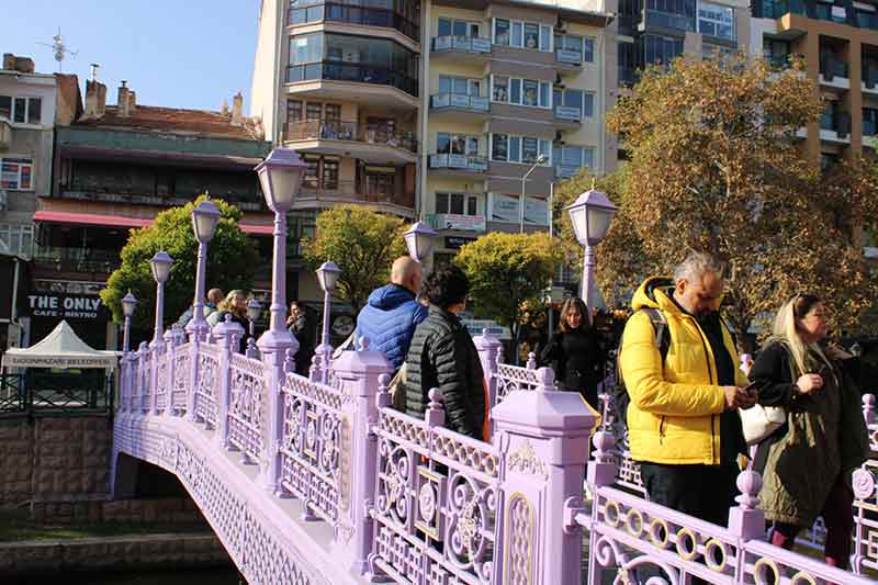 orsuk Nehri üzerindeki köprülerde fotoğraf çektirmek isteyen turist kafilesi, Eskişehirli vatandaşlara adeta yürüyecek alan bırakmadı. 