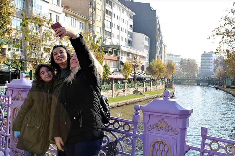  Hafta sonunu Eskişehir’de geçirmeyi tercih eden turist kafilesi, sabah saatlerinden itibaren Porsuk Çayı üzerinde fotoğraf çektirmeye başladı.