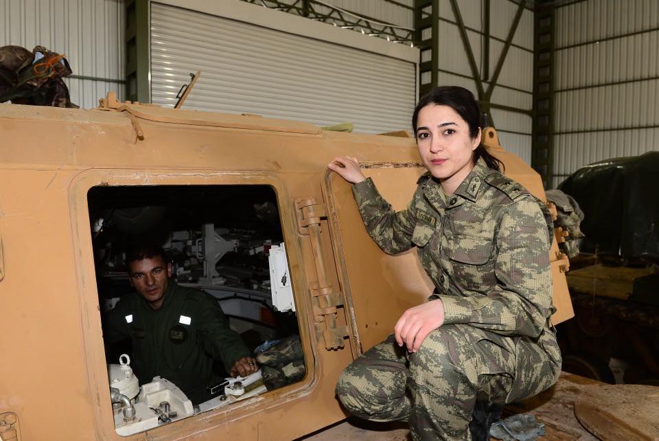 Milletvekili Emine Nur Günay, sosyal medya paylaşım platformlarında Zeytin Dalı Harekatı’nda görev alan kadın askerlerin paylaşımlarıyla birlikte bir kampanya başlattı. 8 Mart Dünya Kadınlar Günü’ne de sayılı günler kala #HepimizNeneHatunuz etiketiyle yaptığı paylaşımlarda önemli mesajlar verdi.
