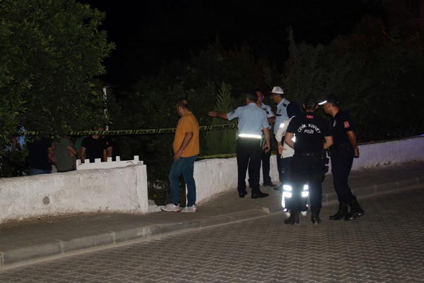 Aydın'ın Nazilli ilçesinde, boşanma aşamasında olduğu eşinin ailesinin evine 2 pompalı tüfekle baskın yaparak 5 kişiyi öldürüp, 4 kişiyi yaralayan Mustafa Duran polise teslim oldu.