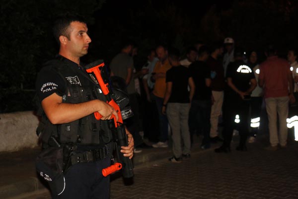Aydın'ın Nazilli ilçesinde, boşanma aşamasında olduğu eşinin ailesinin evine 2 pompalı tüfekle baskın yaparak 5 kişiyi öldürüp, 4 kişiyi yaralayan Mustafa Duran polise teslim oldu.
