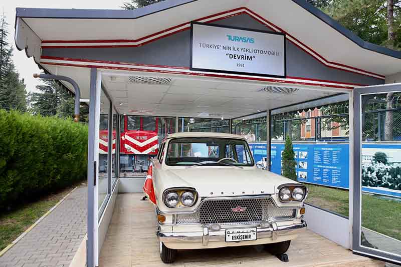 Türkiye'nin yerli otomobil macerasını başlatan "Devrim"in 4,5 yıldır Eskişehir'de sergilendiği müze, 470 bin ziyaretçiye kapısını açtı.
