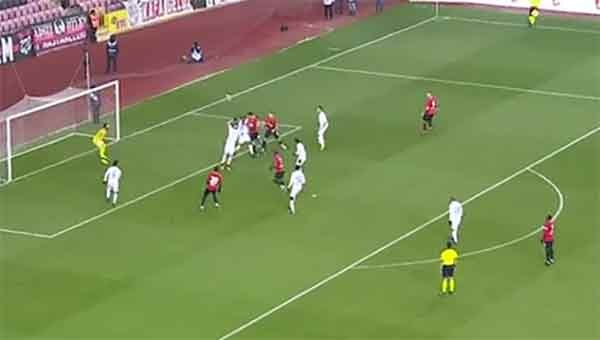 Eskişehirspor'un 25. dakikada Emre Güral ile bulduğu şık kafa golünde faul olduğunu iddia eden Taşyürek hakemi suçladı. 