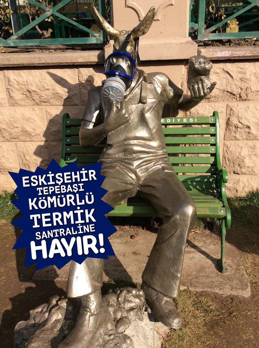 Eskişehir’de üniversite öğrencileri Alpu'ya yapılması planlanan kömürlü termik santrali protesto için şehirdeki bazı heykellere gaz maskesi giydirdi. Öğrenciler Türkiye'de gündeme oturan çekirdek çitleyen eşek heykeline de gaz maskesi taktı.
