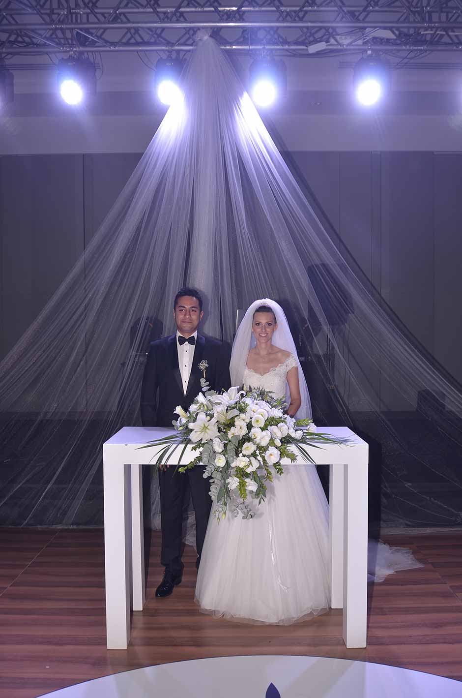 İkiside çevre mühendisi olan Irmak Ayaş ve Selçuk Işık çifti, Anemon Otel’de görkemli bir düğünle evlendi.