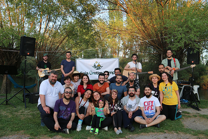 Anadolu Üniversitesi İletişim Bilimleri Fakültesi İletişim Tasarımı ve Yönetimi bölümü öğrencileri, kendi hazırladıkları Gaia Üretim Kampı Projesi kapsamında köy hayatını yaşayarak ve üreterek öğrendi.