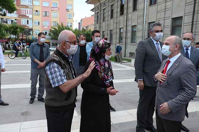 Eskişehir Valiliği önünde gerçekleşen vedalaşma töreninde sosyal mesafe göz ardı edilmezken maske kullanımına da dikkat edildi.