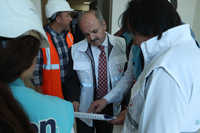 Eskişehir Valisi Özdemir Çakacak hizmete açılmasına artık günler kalan Eskişehir Şehir Hastanesi'ndeki çalışmaları yerinde inceledi.