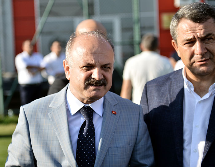 Eskişehir Valisi Özdemir Çakacak, TFF 1. Lig ekiplerinden Eskişehirspor'un kulüp başkanı Sinan Özeçoğlu'nu ziyaret etti. 