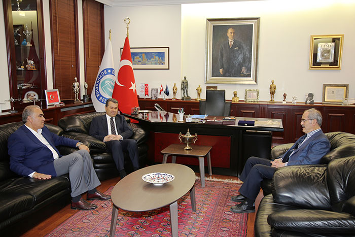 Valiler Kararnamesi ile merkeze alınan Eskişehir Valisi Azmi Çelik, Büyükşehir Belediye Başkanı Yılmaz Büyükerşen’e veda ziyaretinde bulundu.