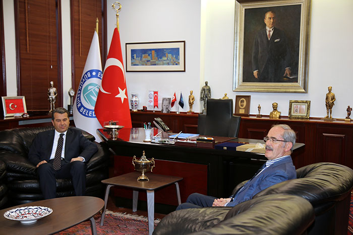 Valiler Kararnamesi ile merkeze alınan Eskişehir Valisi Azmi Çelik, Büyükşehir Belediye Başkanı Yılmaz Büyükerşen’e veda ziyaretinde bulundu.
