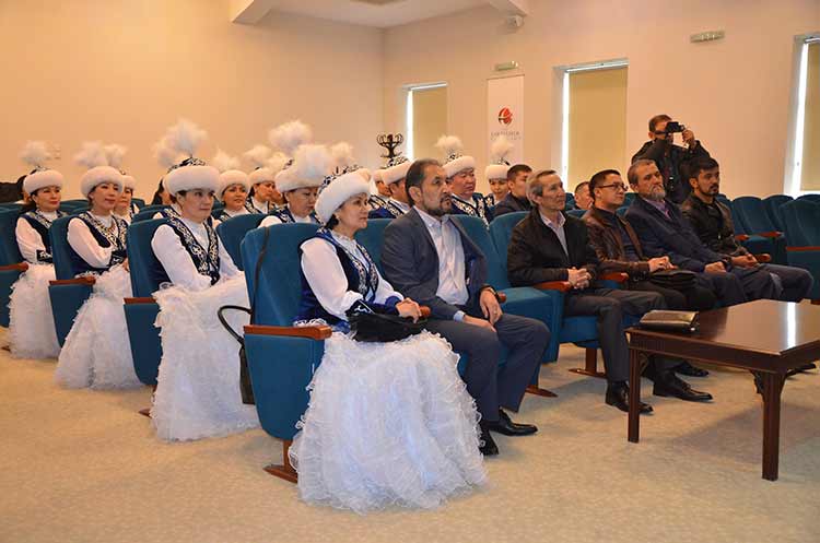 Kazakistan ve Türkiye Dostluk Konserini vermek için Eskişehir'de bulunan "Karagandi Tattimbet Kazak Halk Müziği Orkestrası" üyeleri, Eskişehir Valisi Güngör Azim Tuna'yı ziyaret etti.