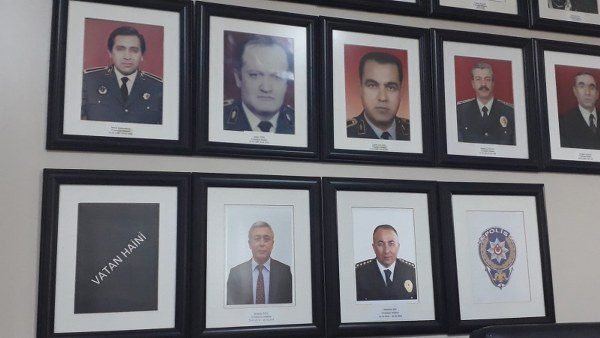 Afyonkarahisar İl Emniyet Müdürü olarak 2008-2014 yılları arasında görev yapan Mustafa Uçkan, Ali Bilkay ve İsmail Türkmenli, 15 Temmuz Hain darbe girişiminin ardından FETÖ/PDY terör yapılanmasına yönelik yürütülen soruşturma kapsamında geçtiğimiz yıllarda gözaltına alınmış ve çıkarıldıkları mahkemece tutuklanarak cezaevine gönderilmişlerdi. 