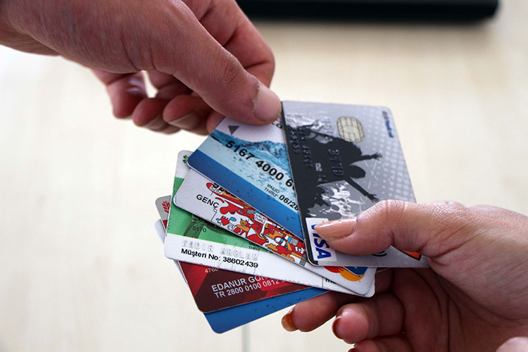 Alışverişlerde kredi kartı kullanımı sürekli artarken, bazı iş yerlerinin kredi kartı tercih edildiğinde fiyat farkı alması tüketicileri zor durumda bırakabiliyor. Alışverişlerde kredi ve banka kartı kullanımları Bankalararası Kart Merkezine (BKM) göre bu yılın ilk 6 ayında yüzde 20 artarak 380 milyar TL'ye ulaştı. Toplam kart sayısı ise 201 milyon adedi geçerek, geçen yılın aynı dönemine göre yüzde 9 artış gösterdi. Para üstü derdini ortadan kaldıran, zaman kazandıran ve nakit taşımaya gerek kalmadan günlük hayatı kolaylaştıran kartlarla ödeme daha da yaygınlaşırken, bazı iş yerleri kartlı alışverişlerde fiyat farkı koyabiliyor. Nakit alışverişin daha çok tercih edildiği sektörlerde bu gibi uygulamalar vatandaşları zor durumda bırakıyor.