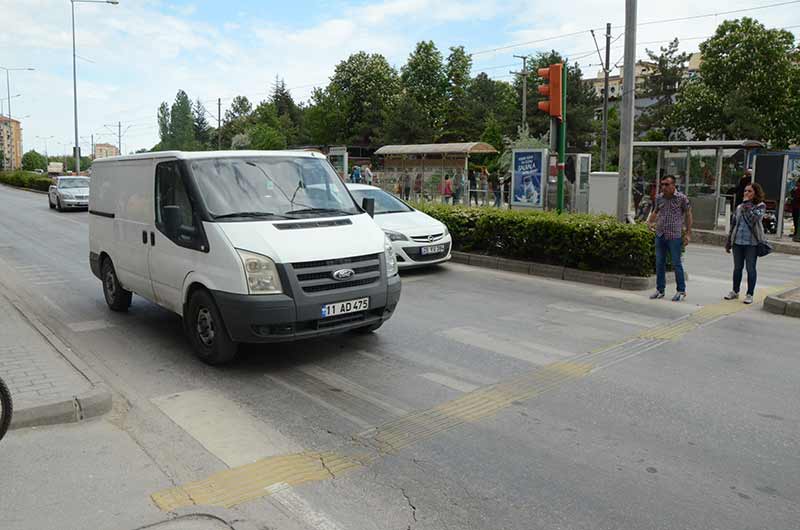 Eskişehir Devlet Hastanesi önünde yaşanan trafik kazalarından bıkan mahalle sakinleri, alınan tedbirlerin yetersiz olduğunu öne sürerek imza kampanyası başlattı. 