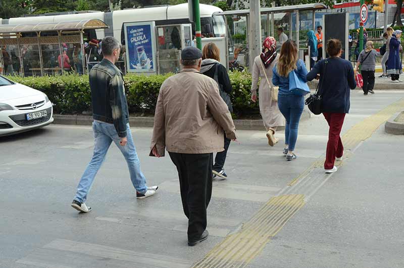 Eskişehir Devlet Hastanesi önünde yaşanan trafik kazalarından bıkan mahalle sakinleri, alınan tedbirlerin yetersiz olduğunu öne sürerek imza kampanyası başlattı. 